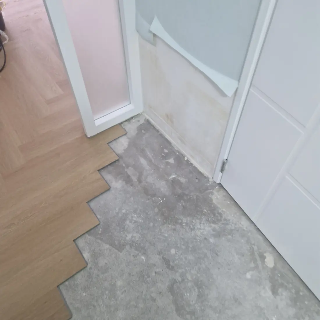 Geöffneter Bodenbelag mit sichtbarem Untergrund