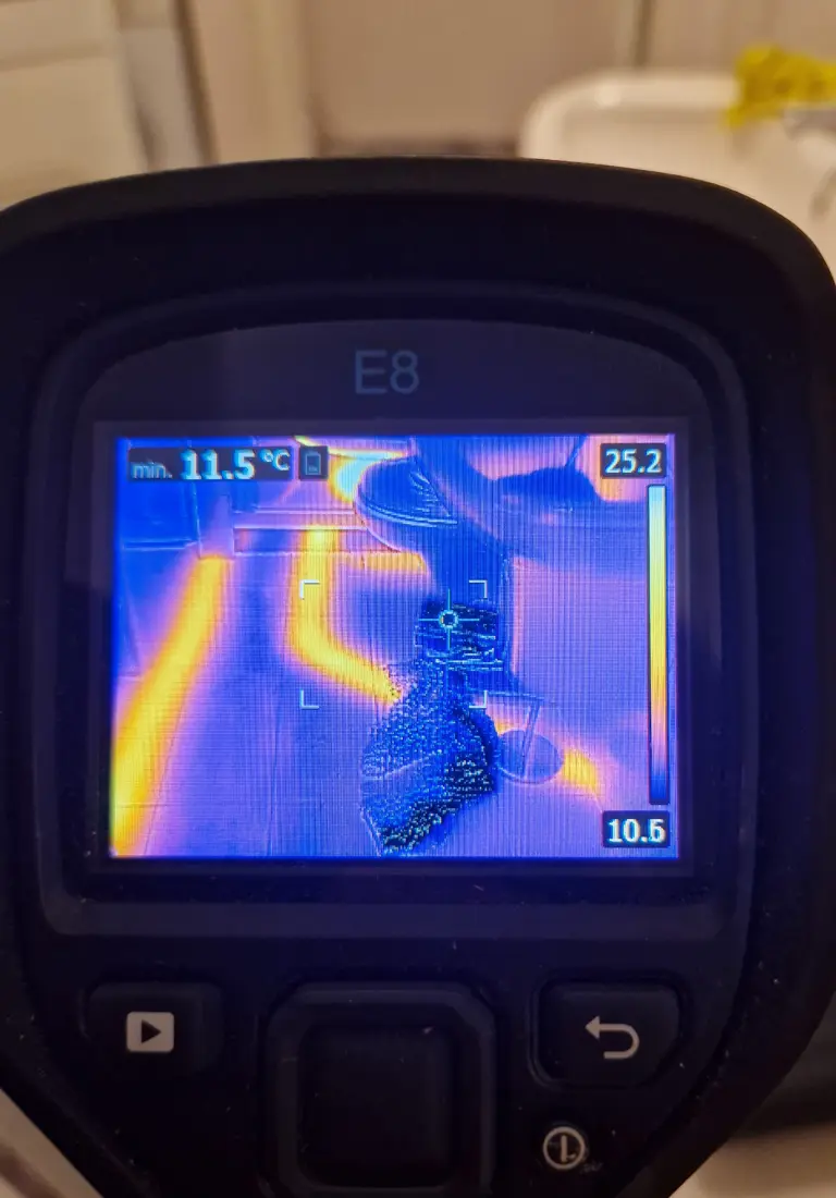 Wärmebild einer Wärmebildkamera mit Temperaturverlauf an einer Wand