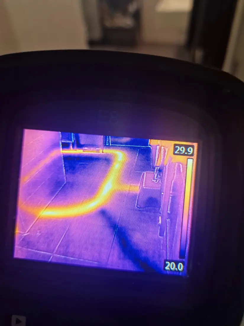 Wärmebild mit sichtbarem Heizrohrverlauf im Boden