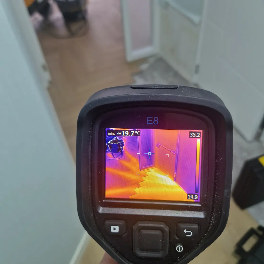 Wärmebild eines Korridors mit Temperaturzonen