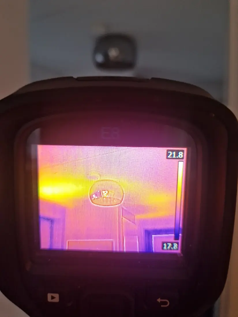 Wärmebild einer Deckenleuchte mit Temperaturzonen