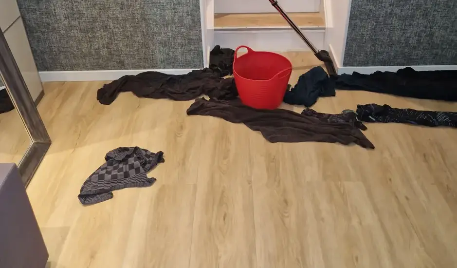 Nasser Boden nach einem Wasseraustritt in einem Wohnraum